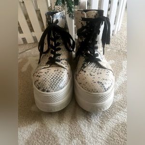 Madden Girls Platform Sneakers Size 10 M. Lightweight